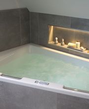 Badezimmer mit Whirlwanne Ferienhaus Deichkörnchen Neßmersiel www.nord-sterne.de