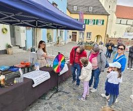 Verkaufsoffener Sonntag. Fetzer immer mit einem Stand vor dem Geschäft! Hier mit dem Glücksrad ohne Nieten und für die Tafel Moosburg der Erlös!