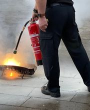 Lehrgang-zum-Brandschutzhelfer.de  Brandschutzhelfer Ausbildung mit Berufsfeuerwehrmännern Bild 8