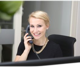 Frau Matthes im Sekretariat