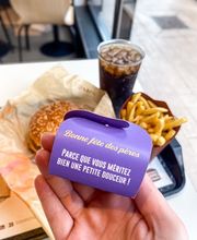 « Cher BK, on remet ça pour les papas ? » 🍔👑
Un Whopper bien chaud…
et un petit carré de bonheur à savourer 🍫✨
BK s’occupe de tout (même de faire plaisir 😉)