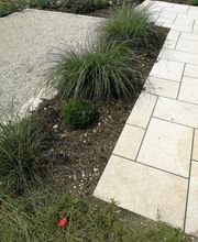 Beetanlage mit Travertinweg