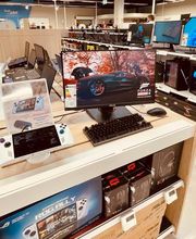 Notre rayon gamer du magasin Boulanger Villefranche sur Saône, retrouver nos ordinateurs portables gamer, nos PC gamer ainsi que l'ensemble de nos accessoire gamers Logitech, Corsair, Razer, Steelseries et Skillkorp.
Vous pourrez aussi trouver notre rayon jeux vidéos Xbox, Playstation 5 et Nintendo Switch
