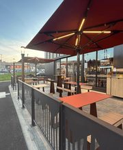 Profitez de la terrasse spacieuse et agréable de Burger King à Clichy-sous-Bois, idéale pour déguster vos burgers en plein air. Que ce soit par beau temps ou pour une pause détente, notre terrasse vous offre un cadre confortable et convivial, parfait pour un repas rapide en extérieur. Située à proximité du centre commercial E.Leclerc, elle constitue un lieu parfait pour savourer vos plats dans une ambiance décontractée, que vous soyez entre amis, en famille ou seul.