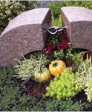 Üppige Blütenfülle und gepflegte Flächen als Zeichen gegen das Vergessen.