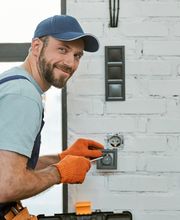 Montage von Steckdosen und Schalter