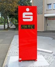 Außenwerbung - Pylon für die Sparkasse mit Temperatur- und Uhrzeitangabe. Produziert von Breitenbach Werbetechnik aus Heilbronn.