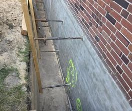 Neue Betonwand mit Schalungsankern