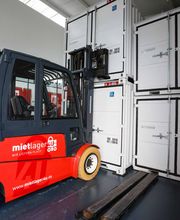 Containerhandling mit Gabelstapler.jpg