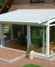 Terrassendach mit Schiebetüren aus Glas, Seitenwänden und einer Wintergartenmarkise
