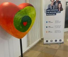 Ein großer Herzaufsteller und ein Roll up WBS Training im Foyer.