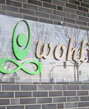 Außenwerbung - Acrylglasschild mit Beschriftung für Gebäudefassade. Produziert von Schrader-Kamin Werbetechnik aus Vlotho.