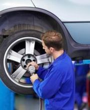 Wir beraten Sie sehr gerne, welche Reifen zu Ihrem Auto passen. Bei uns erhalten Sie Sommer- und Winterreifen zu Preisen wie im Fachhandel. Neue Reifen ziehen wir auf und wuchten sie aus. Wir liefern Ihnen Komplett-Räder mit Alu- oder Stahlfelgen. Alte Reifen demontieren und entsorgen wir fachgerecht. Gerne lagern wir Ihre Sommer und Winterräder bei uns ein.