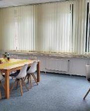 Aufenthaltsbereich mit großem Tisch, Kleinen Tisch und Stühlen