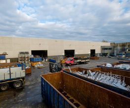 Wij kopen oude metalen zoals koper, kabel en draad, zink, lood, aluminium, RVS, ijzer, staal en accu’s in. Ook kunt u metalen laten afhalen of gebruikmaken van onze containerservice.