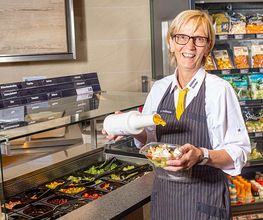 Salatbar
Unsere zwei fleißigen Fachkräfte aus unserer „Schnibbelküche“ richten für Sie jeden Tag unsere sechs Meter lange Salatbar her.
Hier finden Sie frische verschiedene Salate zum Mitnehmen, vom herzhaften Kartoffelsalat bis hin zum Obstsalat.