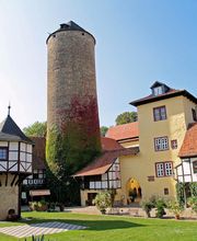 Großer Burginnenhof des Romanik-Hotel & Spa Wasserschloss Westerburg mit Bergfried von 980