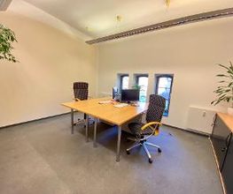 Festvermietung von Büroräumen für zwei bis drei Personen mit Fenster.