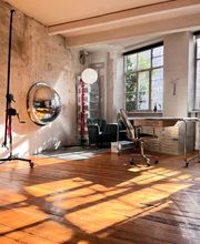 Professionelles Filmset mit moderner Kameraausrüstung und durchdachter Lichtgestaltung für hochwertige Image- und Werbeproduktionen.