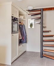 Garderobekast geïntegreerd in de keuken.