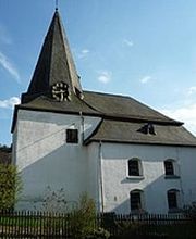 Die evangelische Kirche in Simmersbach wurde 1774 rundherum erneuert, der Turm stammt ursprünglich aus dem 13. Jahrhundert und das Kirchenschiff aus dem 14. Jahrhundert.