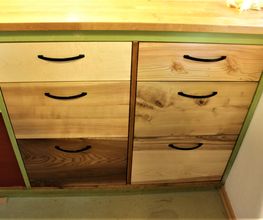 ... bekommt sechs neue Schubkästen aus sechs verschiedenen Holzarten.