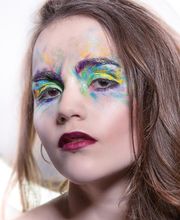 Portraitshooting Deluxe.
Ein Fotoshooting mit Visagistin und spezieller Beauty-Retouche.
So sind sie einmal der Star für einen Tag.