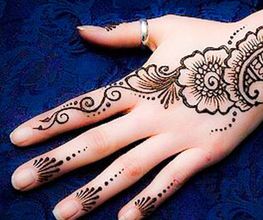 Henna Tattoo in Chemnitz im Kostmetikstudio Dubai Beauty Henna Tattoo hat ihren Ursprung aus dem Orient und wird in einigen Kulturen traditionell genutzt. Mit einem Pflanzlische Farbe kann ich in unserem Kosmetikstudio in Chemnitz schöne Motive auf Ihre