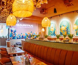 We are Mauritius, gutes Essen schmeckt noch besser, wenn man es teilt! Lachen, anstoßen, genießen – genau so geht ein perfekter Tag im Mauri. Ob mit der Crew, der Family oder deinem Lieblingsmenschen – hier dreht sich alles um gemeinsame Genussmomente.