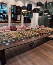 dean&david Catering | Stuttgart - Großes Catering Buffet mit Wraps, Salaten im Glas, Bowls und Desserts in moderner Eventlocation für Business Lunch und Firmenfeier.