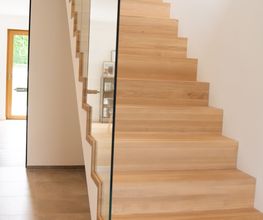 Holzteppenstufen Eiche mit Glas, Herford