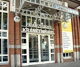 Eingang des Franziskus Krankenhauses am Zoo.