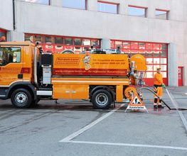 Jedes unserer Fahrzeuge ist mit einer vielseitigen Werkzeugpalette und einer TV-Kamera ausgerüstet.