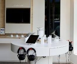 Blick auf den Experience Tisch. Hier haben Kunden und Angehörige die Möglichkeit, Hörgeräte live zu erleben