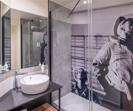 Guest room bath
