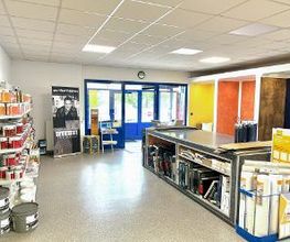 Fachgeschäft von Maler Salzmann in Berka/Werra mit Farben, Tapeten, Lacken, Bodenbelägen, Zubehör und zahlreichen Mustern. Kunden können Materialien direkt ansehen und sich persönlich zu ihrem Projekt beraten lassen.