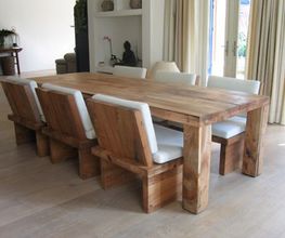 Robuuste massief houten tafel