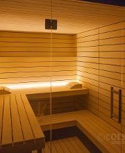 Helle geradlinig-moderne Designsauna mit Glasfront für Zuhause. Maßanfertigung der corso sauna manufaktur. Saunahersteller seit 1968. Made in Germany.