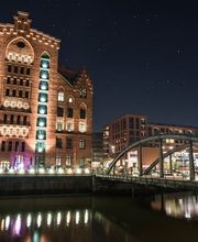 Der Hamburg Kaispeicher bei Nacht in tollem Licht