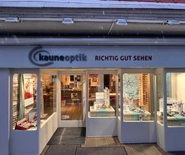 Das Hauptportal des Geschäfts.