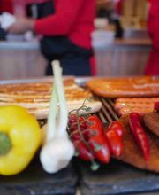 Neben unseren leckeren Bratwürsten gibt es bei uns auch leckere Schnitzel und Frikadellen