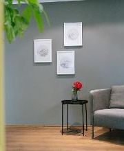 Loungebereich mit Sessel, Tisch und Bildern