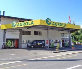 AGROLA Tankstelle in Meggen an der Luzernerstrasse; überdacht mit zwei Tanksäulen bei Autogarage; direkt an Strasse