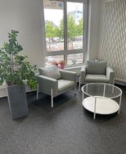 Aufenthaltsbereich mit zwei Sesseln und Couchtisch