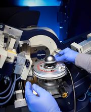 Foto und Filmproduktion Laila Tkotz Wissenschaftler bedient hochmodernes Analysegerät im Forschungszentrum