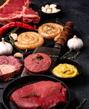 FRISCHETHEKE
An unserer Frischetheke finden Sie den Großteil unseres Fleischangebotes. Außerdem beraten und bedienen wir Sie mit Wurst, Käse und Antipasti. Auf Ihre Fragen und Wünsche geht unser Team gerne ein! Nehmen Sie auch die Möglichkeit für Vorbestellungen wahr. Wir bereiten Ihre Bestellung zur Abholung für Sie vor. Wir stellen einige Produkte auch selbst bei uns her, dazu gehören frische Garnelensalate, Fleischsalat, Geflügelsalat, Bratensalat, Kartoffelsalat, Frischkäse und vieles mehr!