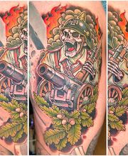 Farbenreiches Tattoo eines skelettierten Soldaten mit Helm, Kanone, Flammen, Rauch und Eichenlaub im Neo-Traditional-Stil.
