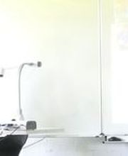 Die Kerschensteinerschule bietet ein breites Angebot von über 30 Berufsausbildungen in verschiedenen Fachrichtungen, inklusive Vollzeit-, Teilzeit- und Blockunterricht. Die Schule beherbergt zudem ein Technisches Gymnasium mit Fokus auf Angewandte Naturwissenschaften, das Schülerinnen und Schülern in drei Jahren auf das Abitur vorbereitet. Absolventen haben die Chance, Zusatzprüfungen in Chemisch-Technischer Assistenz, Physikalisch-Technischer Assistenz oder Pharmazeutisch-Technischer Assistenz abzulegen.
Die Kerschensteinerschule zeichnet sich durch motivierte Lehrer mit umfangreicher Berufserfahrung aus und legt großen Wert auf Qualität durch pädagogische Teams im Lernfeldunterricht. Zudem sind die Einrichtungen der Schule, einschließlich Werkstätten, Labors und PC-Räume, auf dem neuesten Stand der Technik.