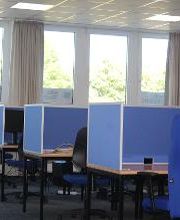 Unterrichtsraum mit mehreren PC-Arbeitsplätzen.