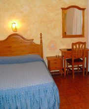 hostal-bellas-cama-espejo-02.jpg